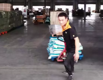 條件差的地面，該怎么使用手動液壓搬運車